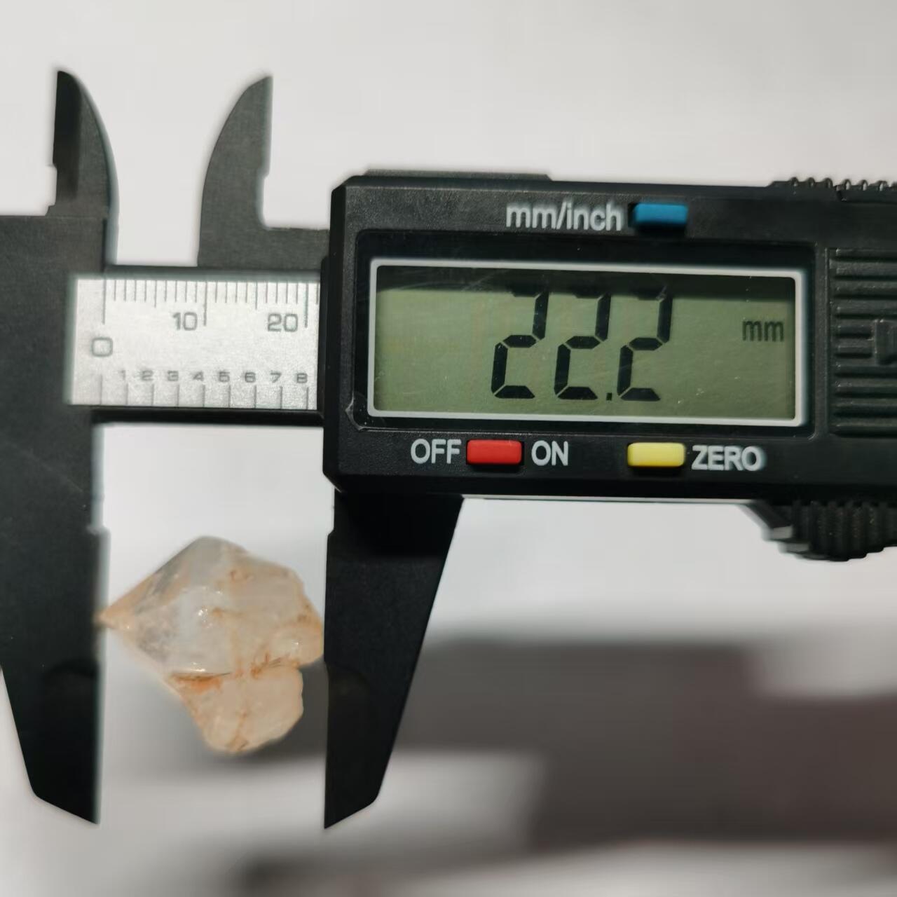 七河·世界币章矿标杂件每周小拍（总第36期）（周一结标） 藏家出品 X741（10） 马达加斯加红泥油胆水晶原石矿标（盒子矿） 本件拍品由合作藏家邮寄