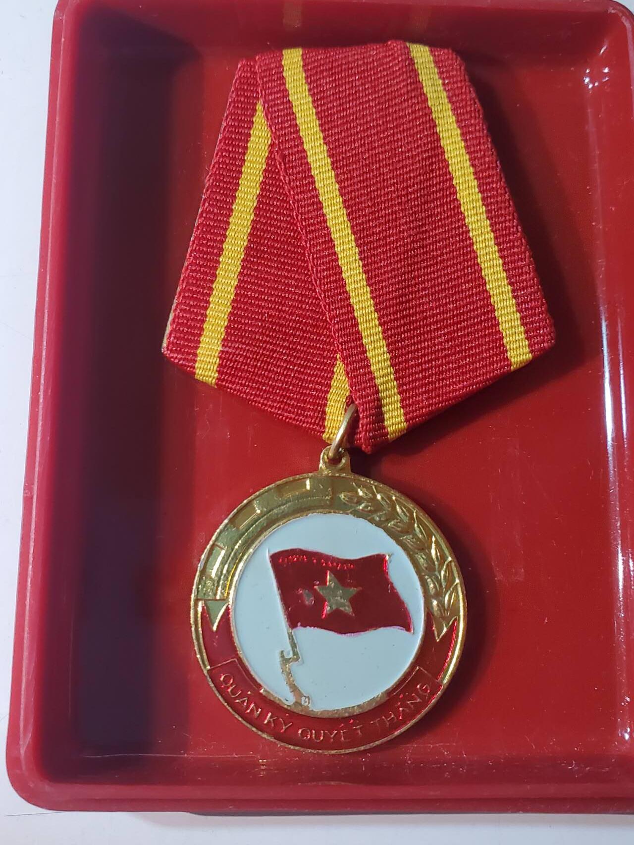 韵星假日军品类拍卖第三十九期暨默多克中校夫妇专场 -- Rimey Holidays Militaria Auction 39 & The Modoks Collection  越南社会主义共和国决胜军旗奖章带原盒 序列高于光荣战士勋章 好品