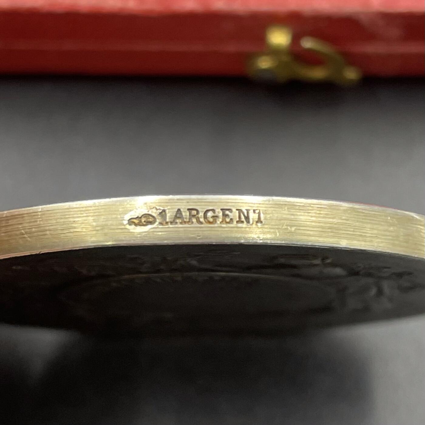 「木头集藏」章牌专场-第67场 Rivet～法国科讷区农业展览会原盒银奖章，直径：36 mm，21.1 g，边铭：丰饶角 1 ARGENT，品相不错，原盒正常使用