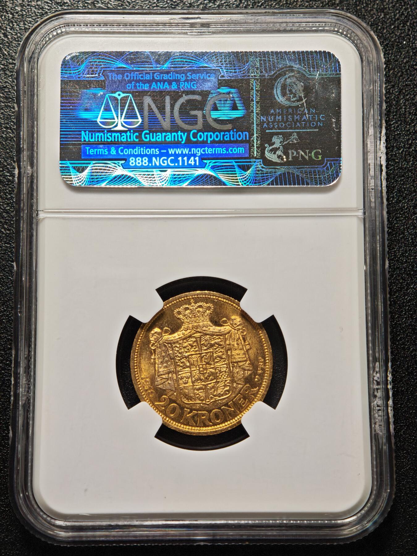【德藏】世界币章拍卖第163期（拍品征集中~欢迎藏友联系） 1910年 丹麦国王弗雷德里克八世VBP版20克朗金币，重量：8.9606克，含金量：90%，NGC MS64 北欧货币联盟标准流通金币，欧洲重量最大的流通主币。北欧早期金币比较少，此年份属发行量相对较少年份！黄灿灿、强转光、丝绸底板，目前黄金一天一个价，机会难得，好好把握吧！