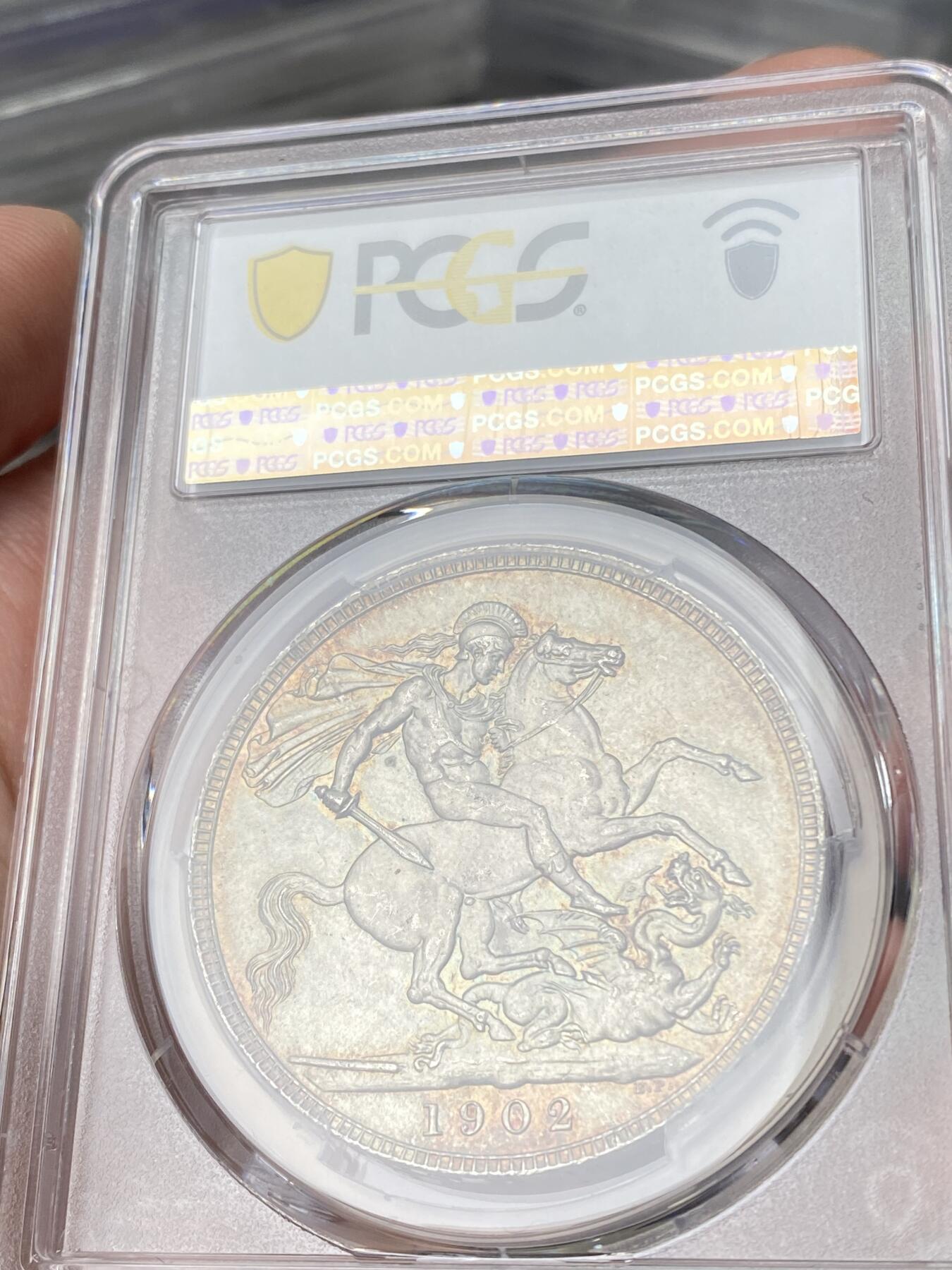 万国钱币拍卖第060期（万国六十期纪念大拍） PCGS MS64 1902英国爱德华七世马剑克朗 高分难度大于精制的流通品种 车轮转光底板在油画般的英伦五彩包浆加持下更添魅力 典藏级品质