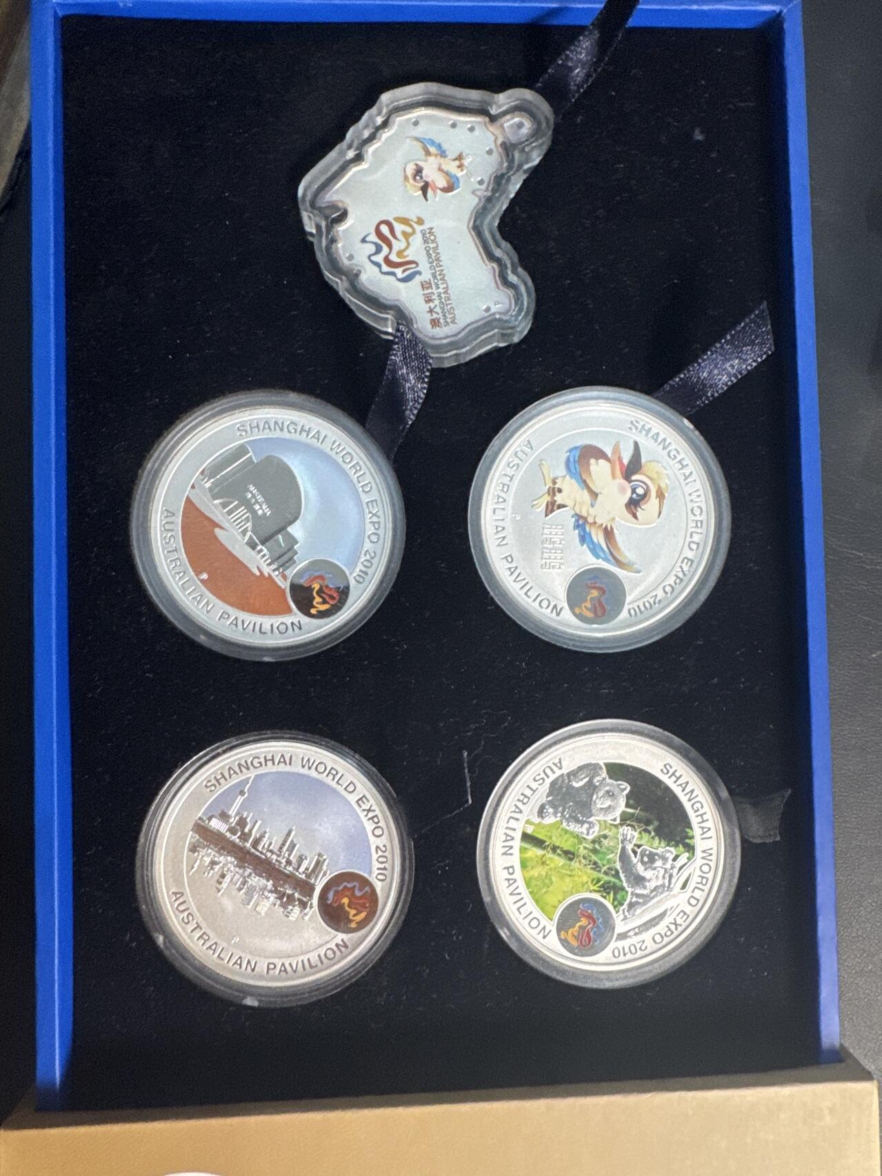 ❤️【币观天下】❤️ 第341期钱币拍卖- 2026.1.30周五晚上6点半场-长期征集拍品 春节前最后一场本场不能存放 节后恢复拍卖 2010年上海世博会澳洲馆彩色银币套装，一共5枚1盎司999银币，包括4枚圆形彩色银币，1枚异形澳大利亚地图彩色银币，盒证齐全，品相全新