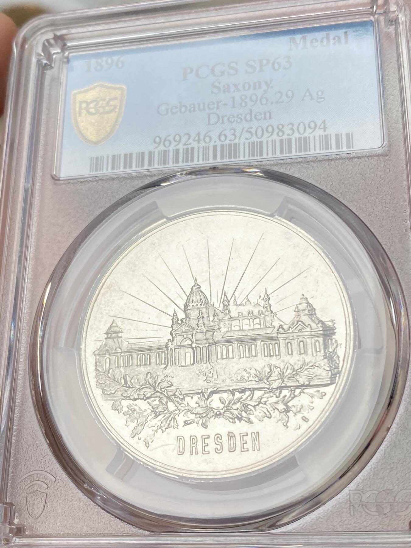 万国钱币拍卖第060期（万国六十期纪念大拍） PCGS SP63 1896年德国萨克森德累斯顿城市天际线景观银章 唯一记录冠军分 精制强镜面高浮雕古典油画质感 正面:德累斯顿城市景观，圣母大教堂。背面:德累斯顿市政厅广场，玫瑰环绕着城市盾徽，紫罗兰氧化金彩包浆。顶级工艺，实物绝美。稀有品种。德累斯顿是德意志历史名城和文艺复兴之都，被称为易北河畔的佛罗伦萨。