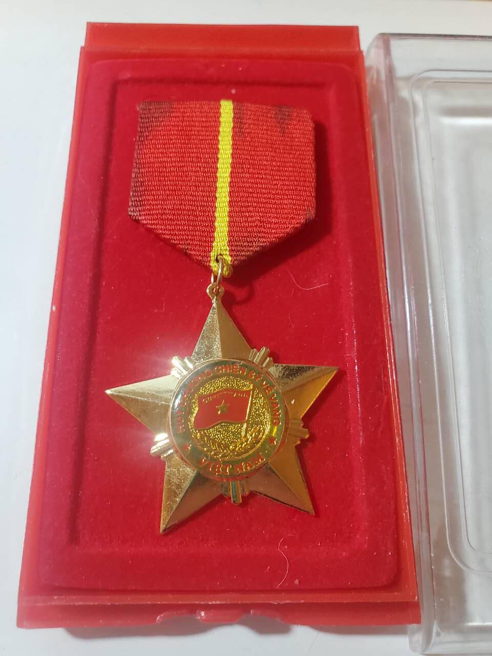 韵星假日军品类拍卖第三十九期暨默多克中校夫妇专场 -- Rimey Holidays Militaria Auction 39 & The Modoks Collection  越南社会主义共和国三级光荣战士奖章 06版本 带原盒铜镀金