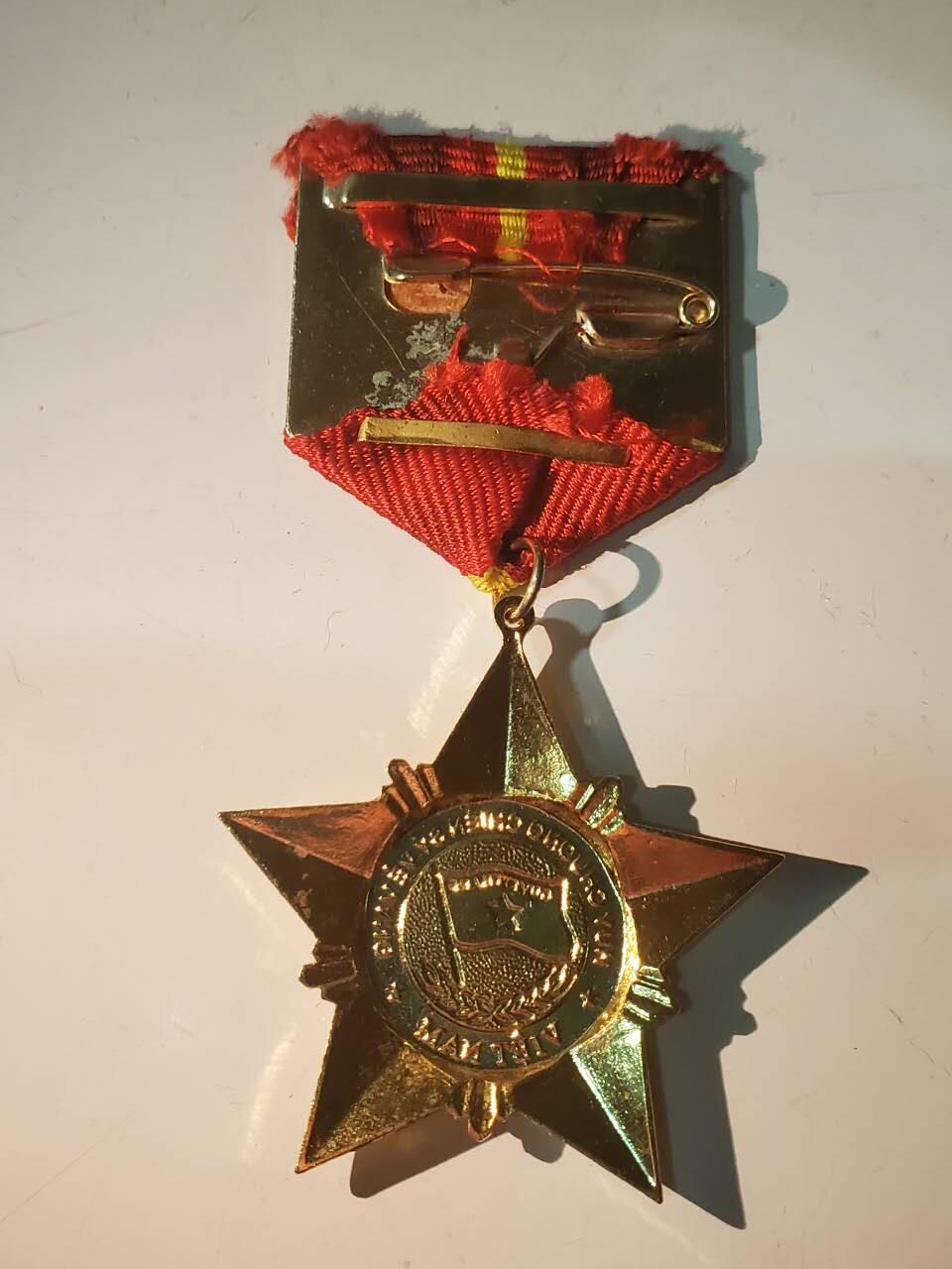 韵星假日军品类拍卖第三十九期暨默多克中校夫妇专场 -- Rimey Holidays Militaria Auction 39 & The Modoks Collection  越南社会主义共和国三级光荣战士奖章 06版本 铜镀金