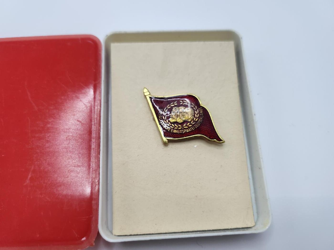 南水社首场拍卖 民主德国统一党小旗子证章 章体完好带盒