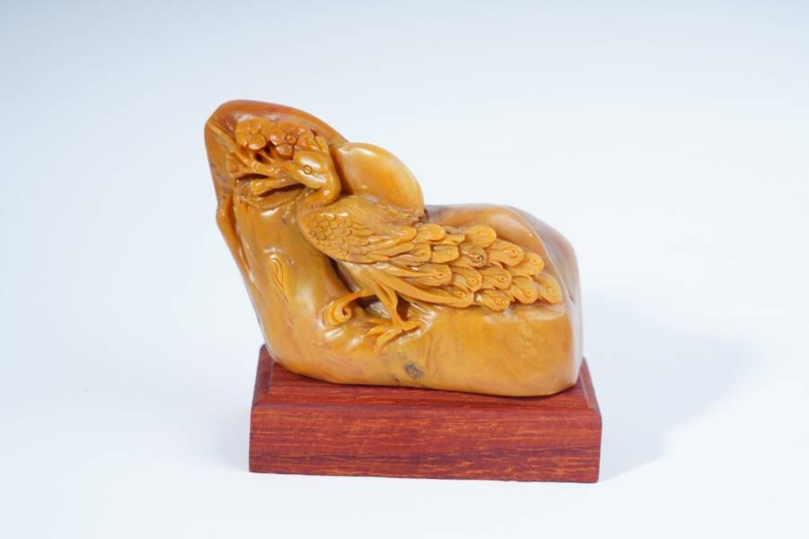 上海都达杂项专场十二（全场包邮】 天然俏色精雕寿山麦芽黄《百鸟之王》摆件连座83-36