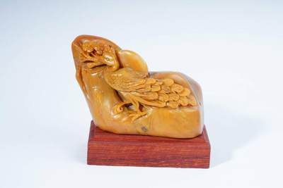 上海都达杂项专场十二（全场包邮】 - 天然俏色精雕寿山麦芽黄《百鸟之王》摆件连座83-36