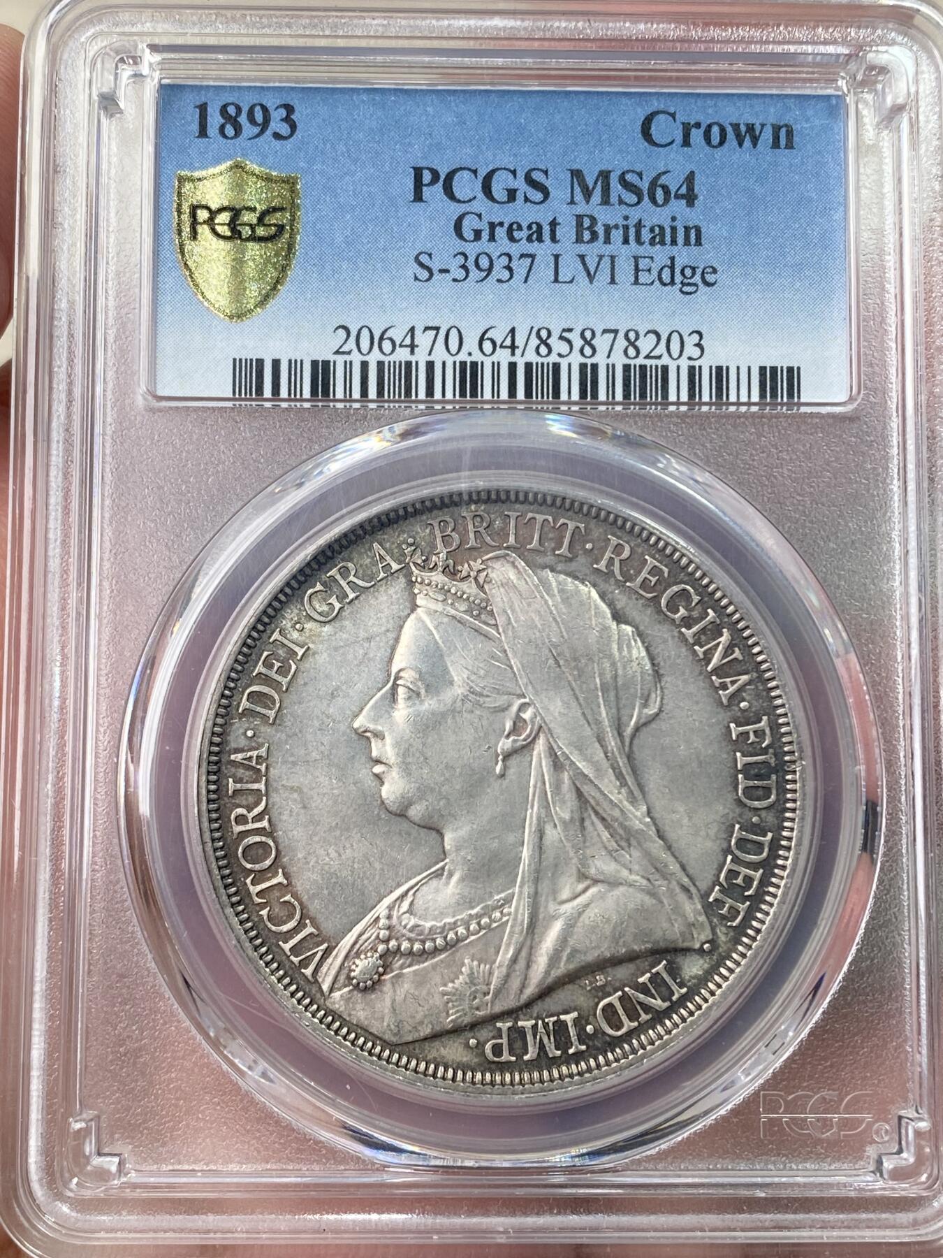万国钱币拍卖第060期（万国六十期纪念大拍） PCGS MS64 1893年英国维多利亚女皇披纱马剑克朗 丝绸转光底板原味淡彩环绕 一步到位的顶级典藏品质