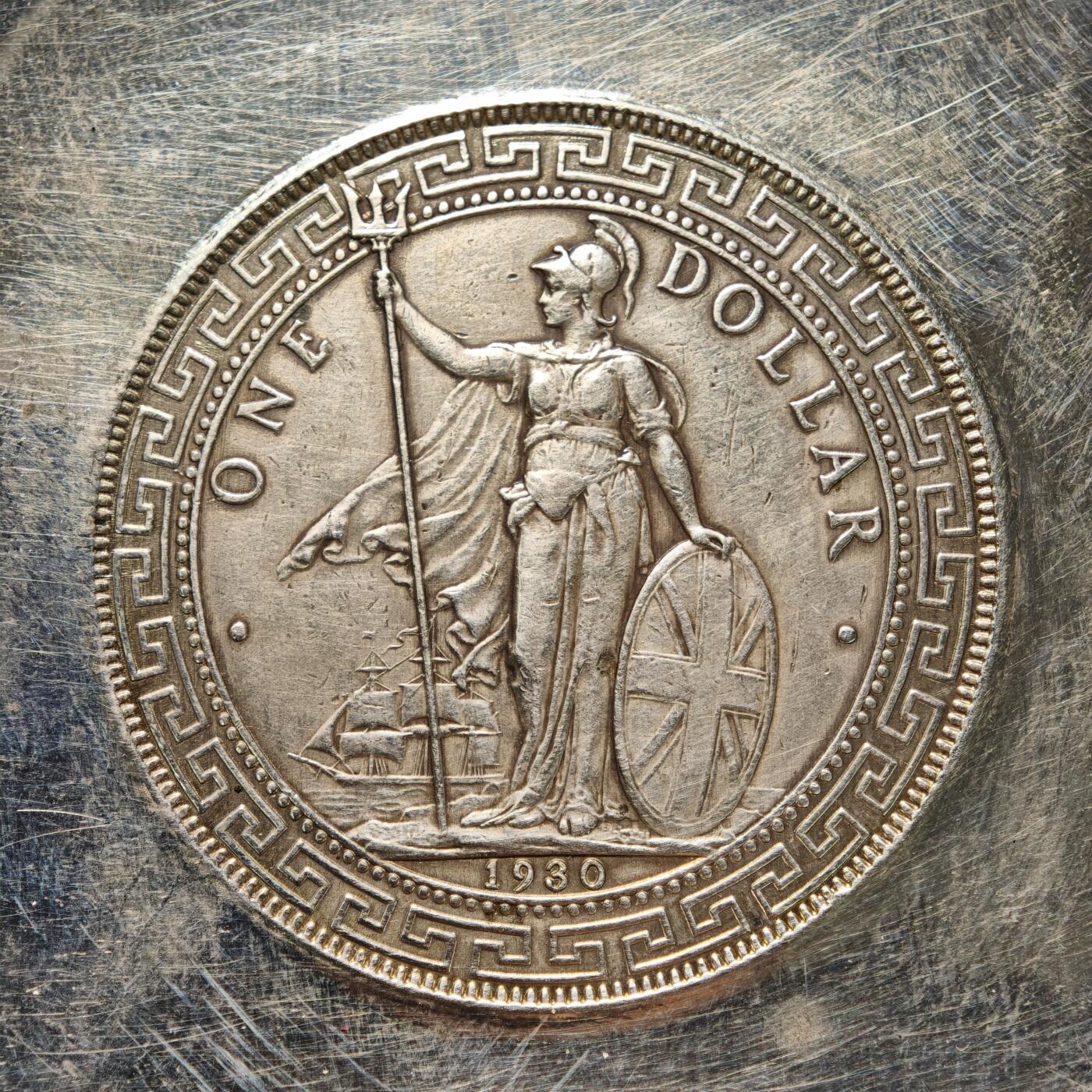 【德藏】世界币章拍卖第163期（拍品征集中~欢迎藏友联系）  早期镶嵌英属贸易银币站洋壹圆银币银盘 工艺考究 直径约：88.6mm；重约：64.3g