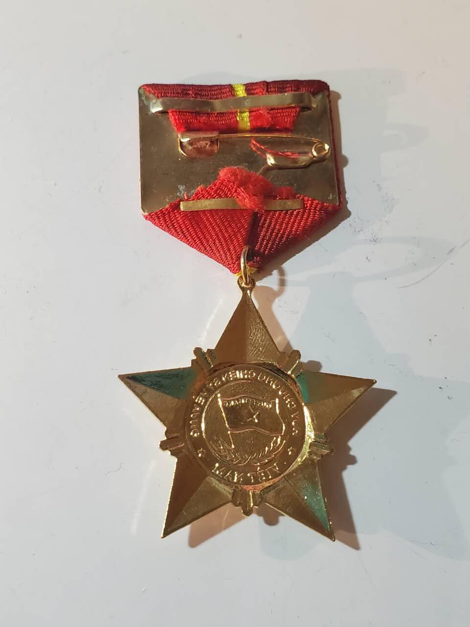 韵星假日军品类拍卖第三十九期暨默多克中校夫妇专场 -- Rimey Holidays Militaria Auction 39 & The Modoks Collection  越南社会主义共和国三级光荣战士奖章 06版本 铜镀金