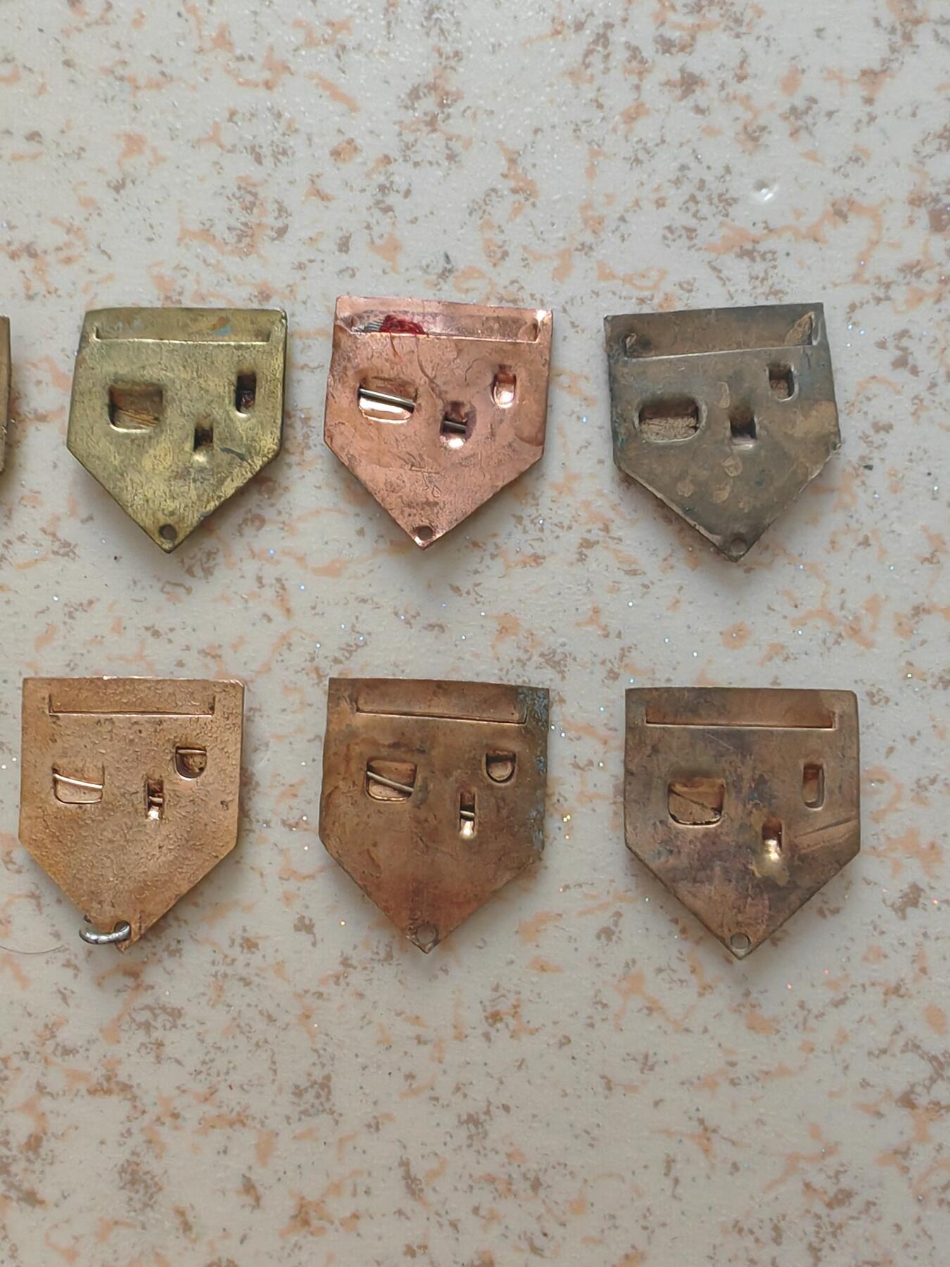 老章上挂铜片10个