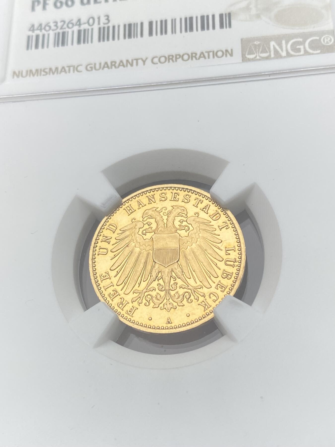 万国钱币拍卖第060期（万国六十期纪念大拍） NGC PF66UC 1910德国吕贝克自由市长翅10马克金币 自由市大名誉品种 吕贝克最大面值马克金币（未发行过20马克）柏林厂铸造 精制极其罕见的存在 深度黝黑镜面底板浮雕喷砂质感  不容错过的一枚GEM级金马克珍品 3.98g 900金