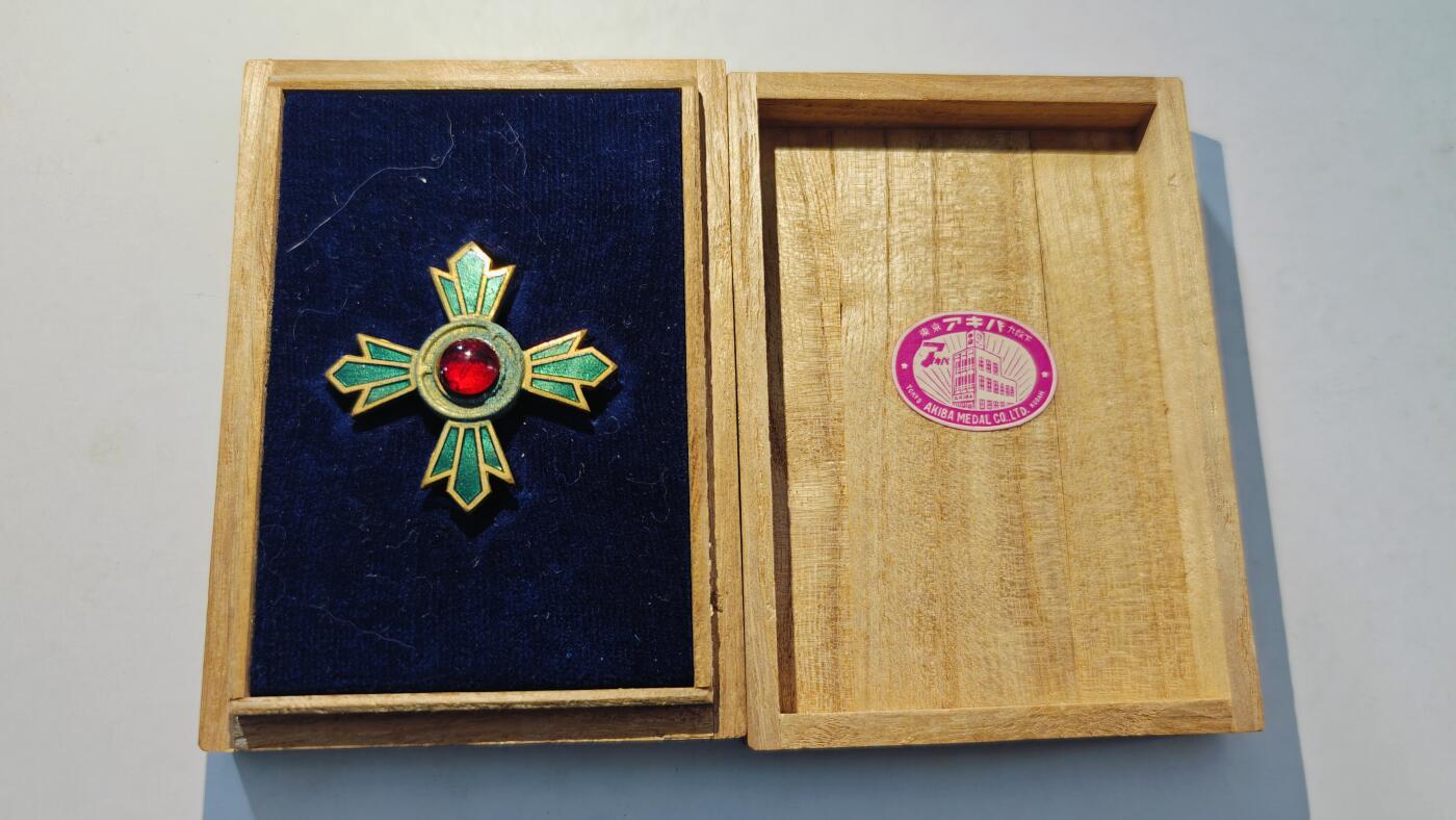 东亚勋章徽章主题拍卖7（80件） 交通绿十字铜章（早期木盒 拿驾驶证十五年不扣分获得）