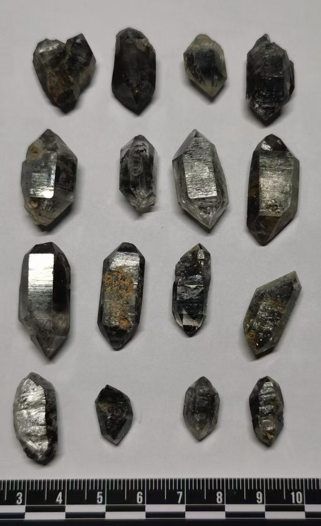 七河·世界币章矿标杂件每周小拍（总第36期）（周一结标） 藏家出品 X730（6） 暗色系云贵闪灵水晶原石一组16件 本件拍品由合作藏家邮寄