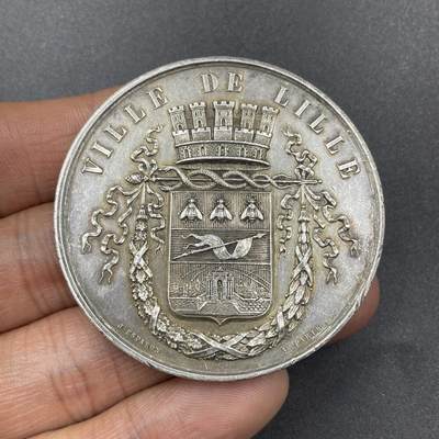 「木头集藏」章牌专场-第67场 - J. Esparon～1878年法国里尔市银章 ，直径：50 mm，64 g，边铭：蜜蜂 ARGENT （1860-1879年）。正面是里尔市的老版纹章，最下面一格炮弹攻城的画面很细致。