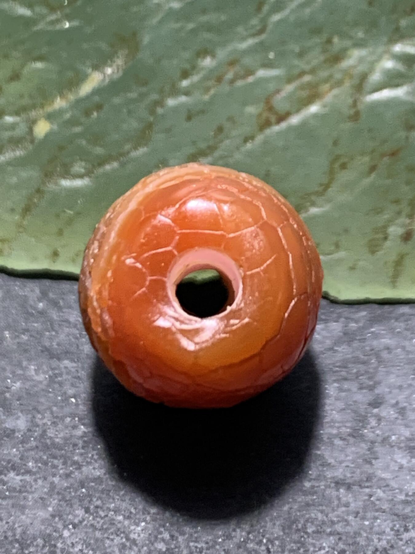 精美高玉化黑红色龙鳞风化纹玛瑙随形桶珠一颗 ，