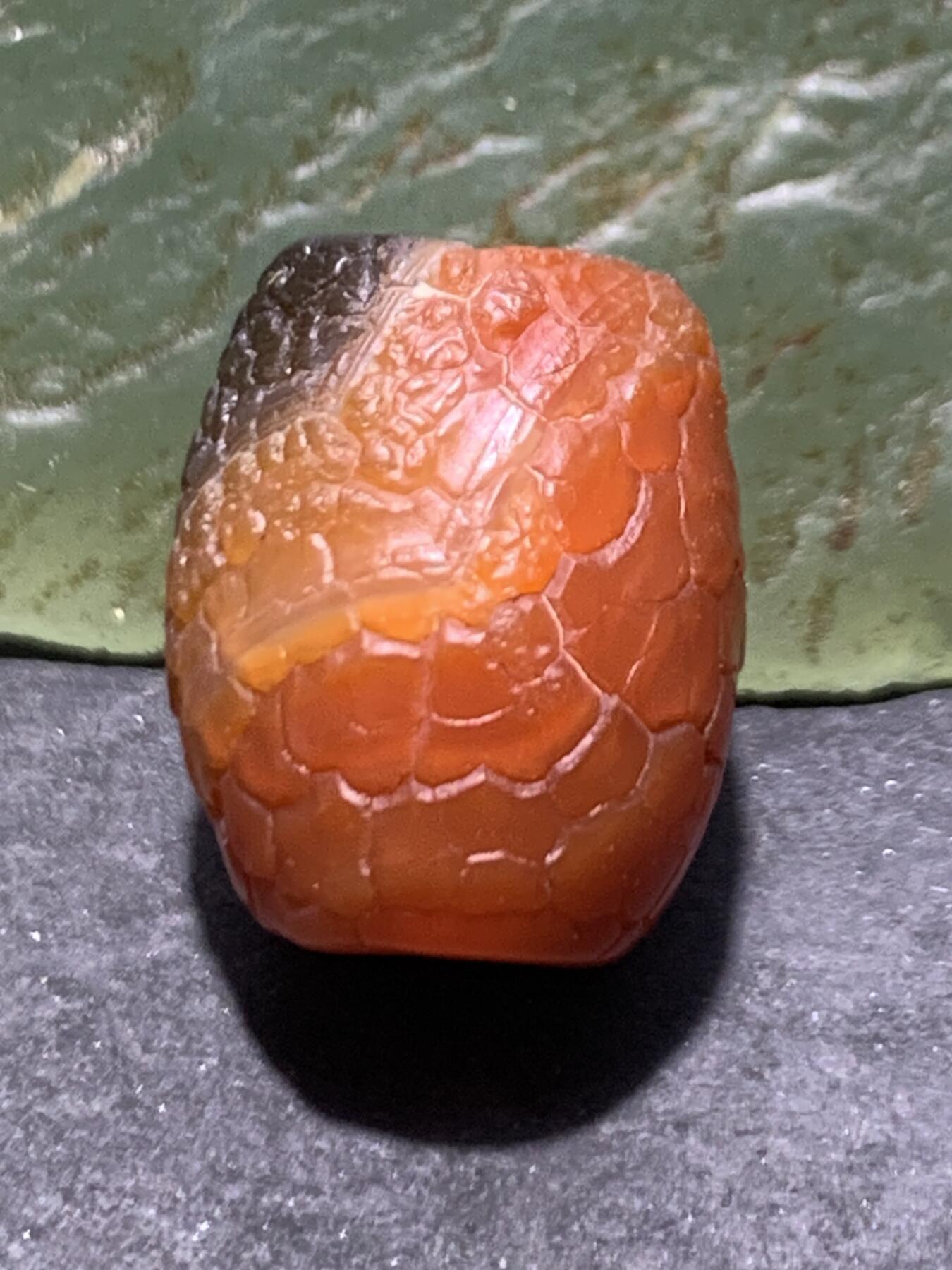 精美高玉化黑红色龙鳞风化纹玛瑙随形桶珠一颗 ，