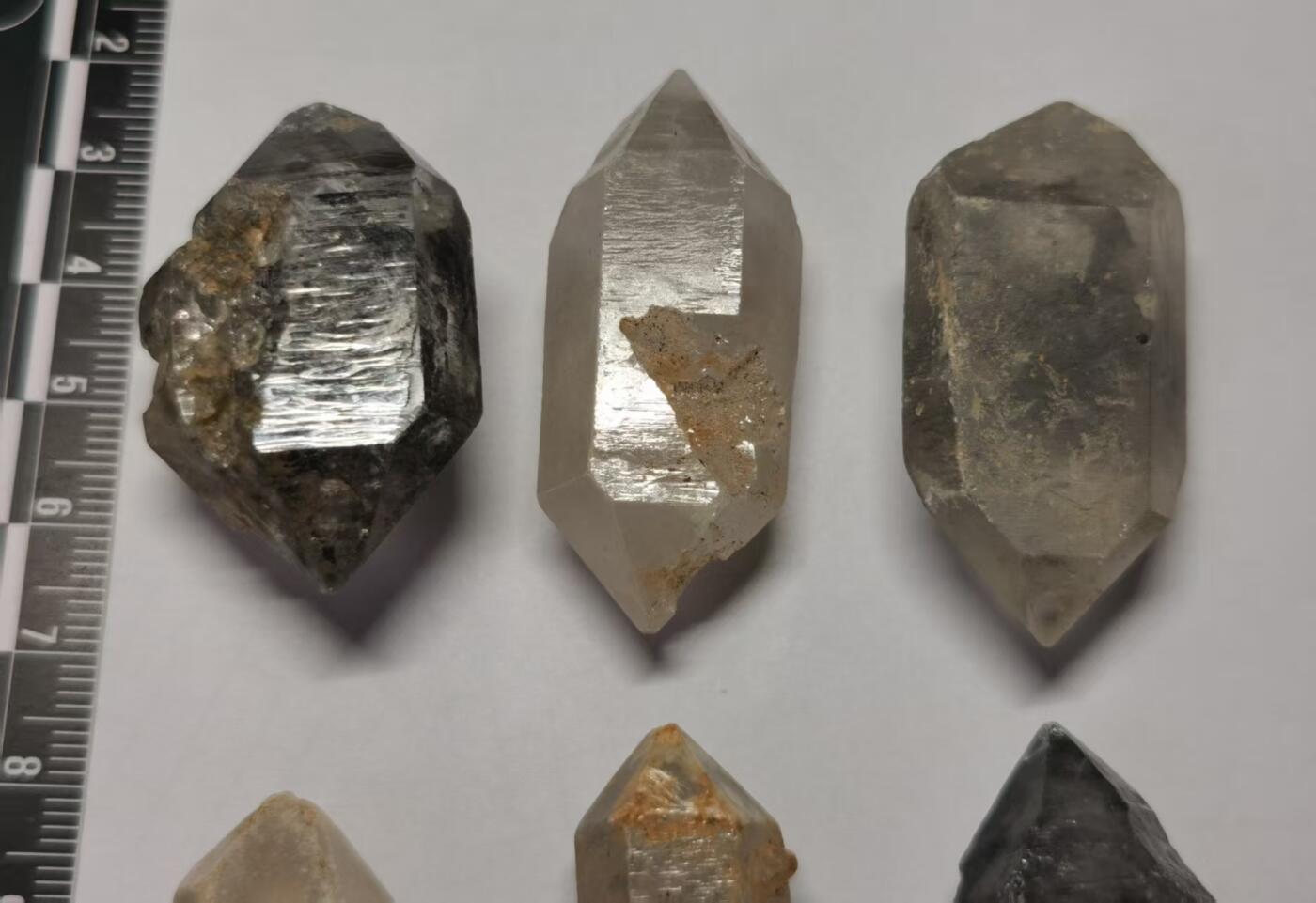 七河·世界币章矿标杂件每周小拍（总第36期）（周一结标）  藏家出品X723（11） 比较大个头的云贵闪灵水晶原石 一组 6 件 总共重量约 100 克左右 本件拍品由合作藏家邮寄