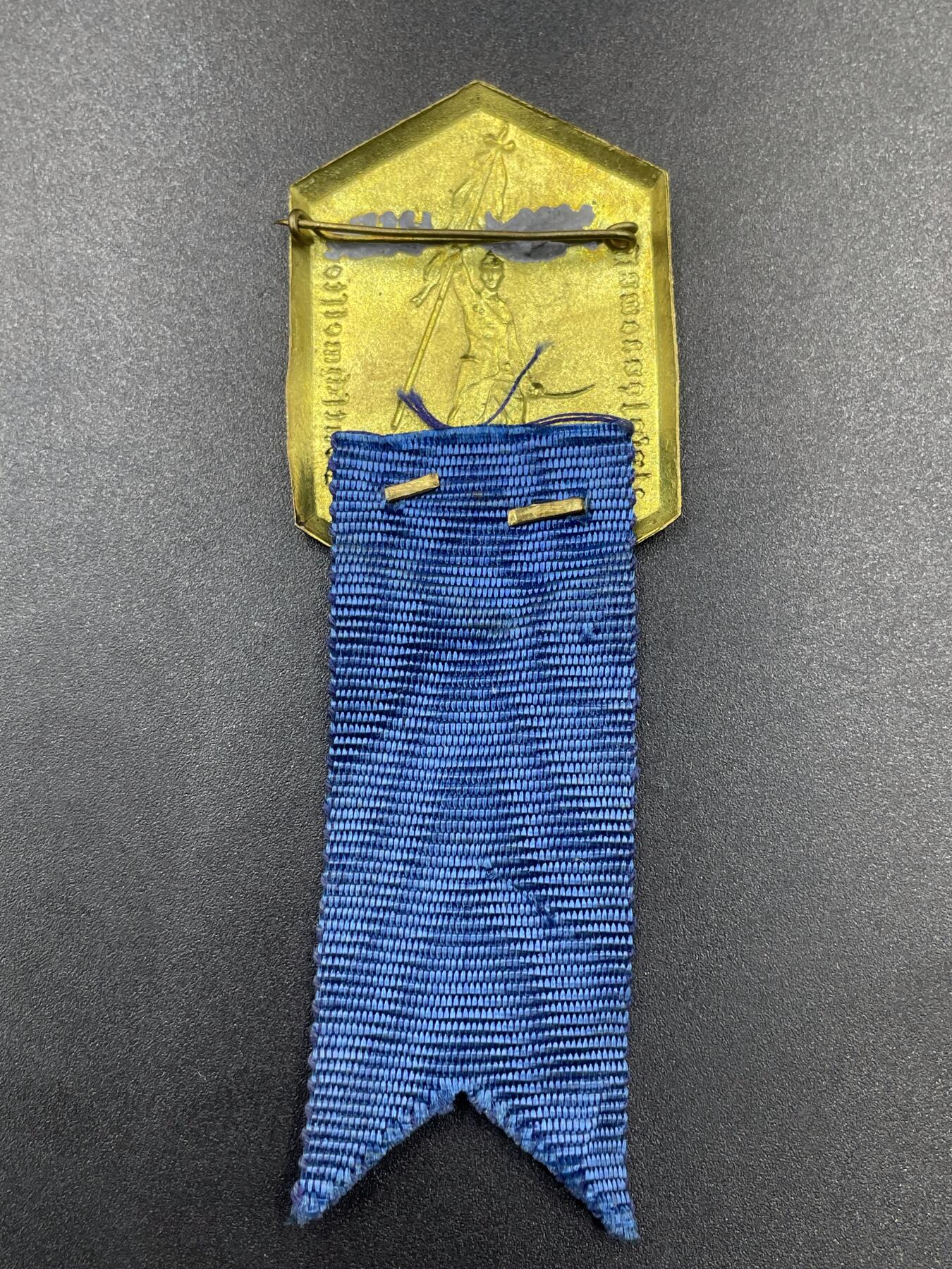 「木头集藏」章牌专场-第67场 1930年奥地利维也纳高级德意志退伍军人协会成立百年徽章，尺寸：47×32mm，背面的别针不太好使了。正面一圈文字是“高级德意志退伍军人协会”（Kameradschaftsverein Hoch- und Deutschmeister）。