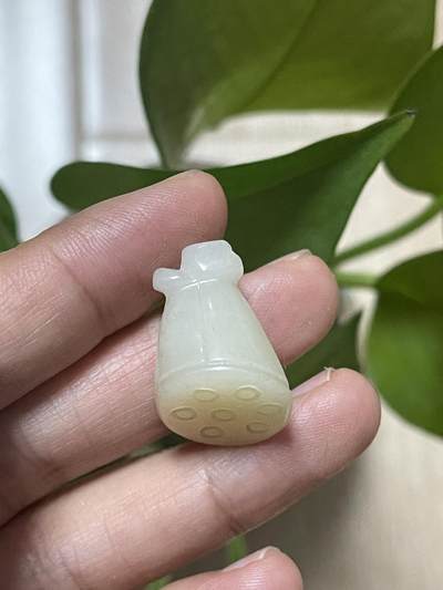 喵了个咪的第二期玉器杂项拍卖 - 和田玉莲蓬挂坠