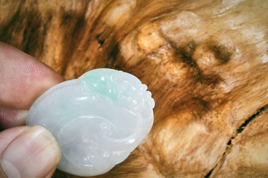 上海都达杂项专场十二（全场包邮】 天然冰糯种飘绿翡翠（A货）精雕《吉祥如意》挂件89-10