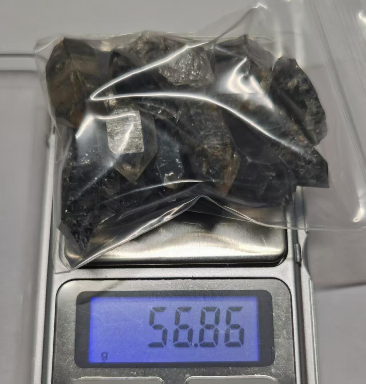 七河·世界币章矿标杂件每周小拍（总第36期）（周一结标） 藏家出品 X730（6） 暗色系云贵闪灵水晶原石一组16件 本件拍品由合作藏家邮寄