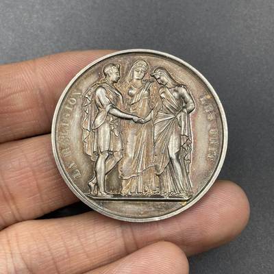 「木头集藏」章牌专场-第67场 - 1861年法国婚礼纪念银章，直径：36.5 mm，21.5g，边铭：手指 ARGENT （1845-1860年），1861年刻字，品相很不错。