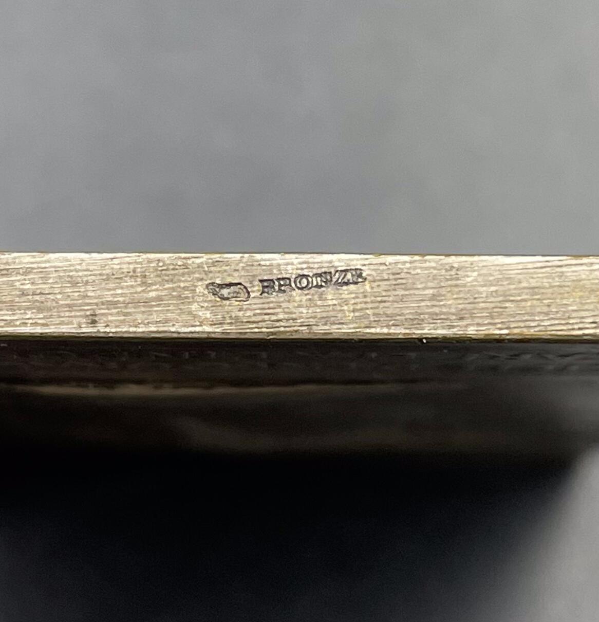 「木头集藏」章牌专场-第67场 O.Roty～法国艺术与工业促进会镀银章，尺寸：42 × 60 mm ，73 g，边铭：丰饶角 BRONZE， 此章正面采用了罗蒂经典的戎装玛丽安娜头像。上方是法语“法兰西共和国”，下方是“艺术与工业促进会”铭文。背面图案为古希腊神话中掌管火、锻造与工匠技艺的赫菲斯托斯，在向智慧女神雅典娜展示将美杜莎头颅镶嵌上去的盾牌。上方铭文