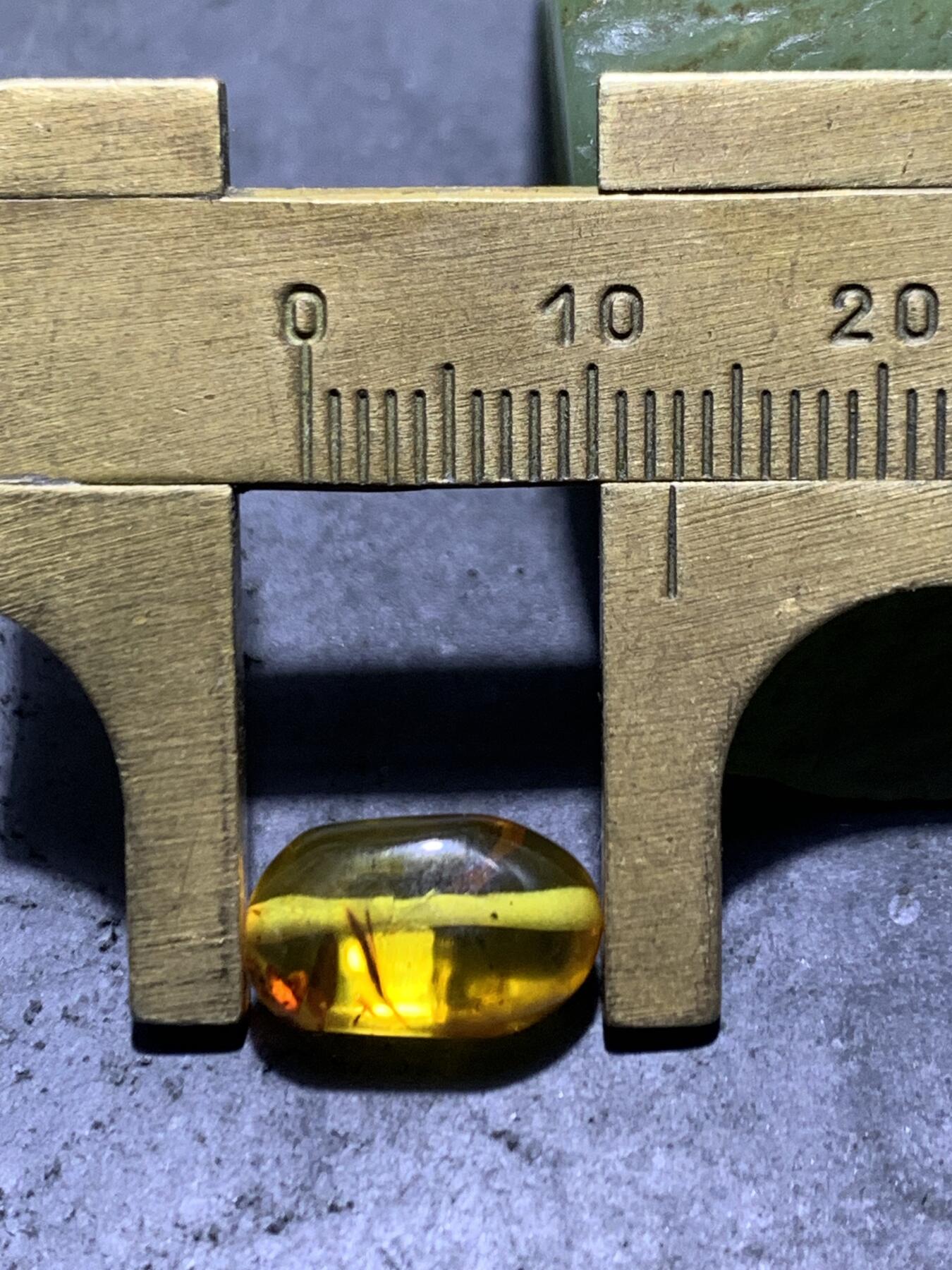 乌克兰花珀随形珠一个，