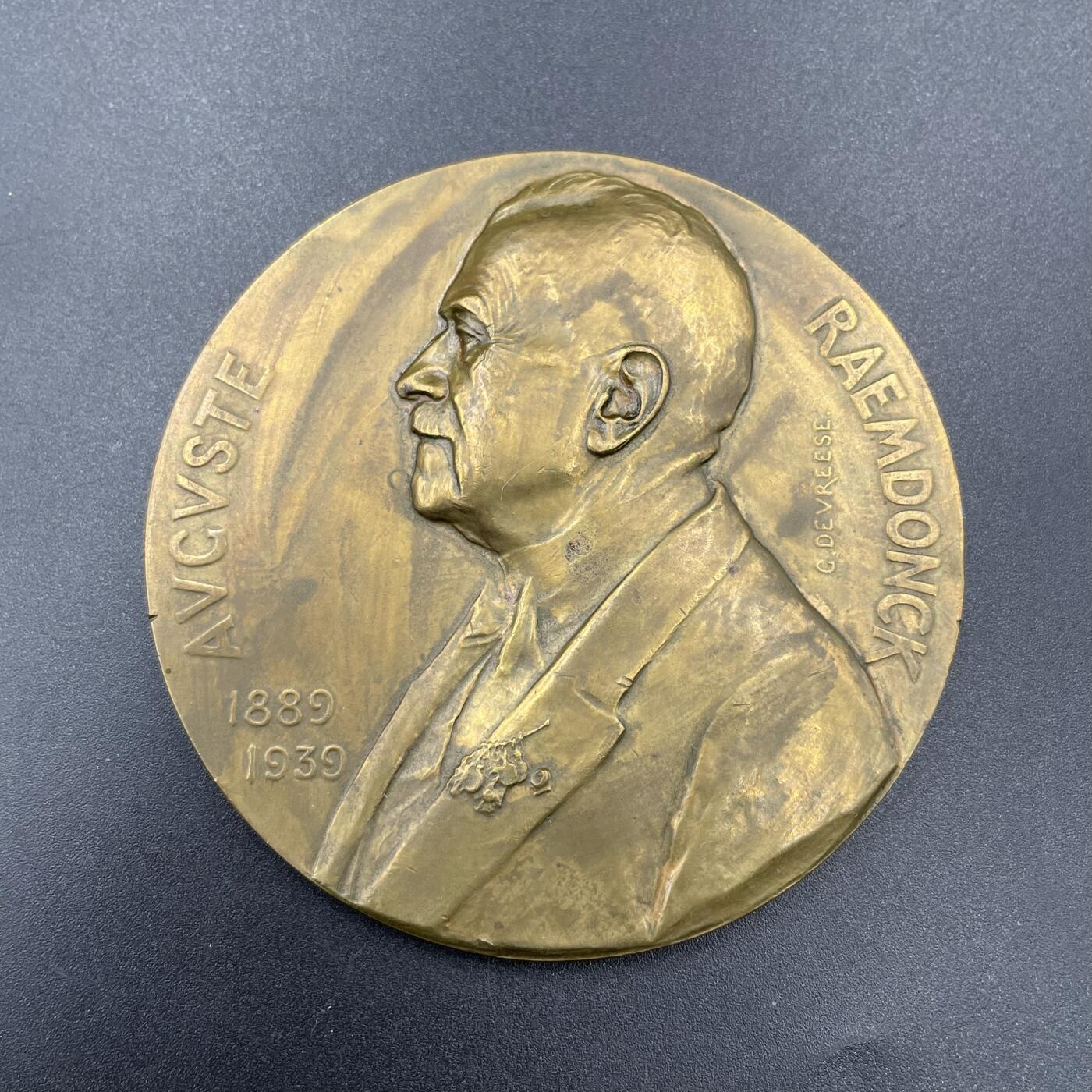 「木头集藏」章牌专场-第67场 G.Devreese～荷兰政治家奥古斯特·雷姆登克纪念大铜章，直径：70 mm，132g。正面刻画了荷兰政治家、曾任40年众议院议长的奥古斯特·雷姆登克左侧胸像。背面装饰花边烘托中央法语、荷兰语双语铭文，大意为“众议院议长奥古斯特·雷姆登克 1889年至1939年”。
