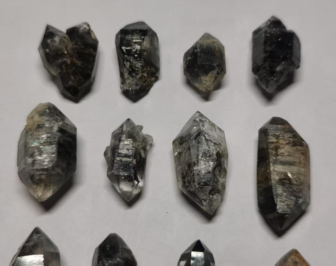 七河·世界币章矿标杂件每周小拍（总第36期）（周一结标） 藏家出品 X730（6） 暗色系云贵闪灵水晶原石一组16件 本件拍品由合作藏家邮寄