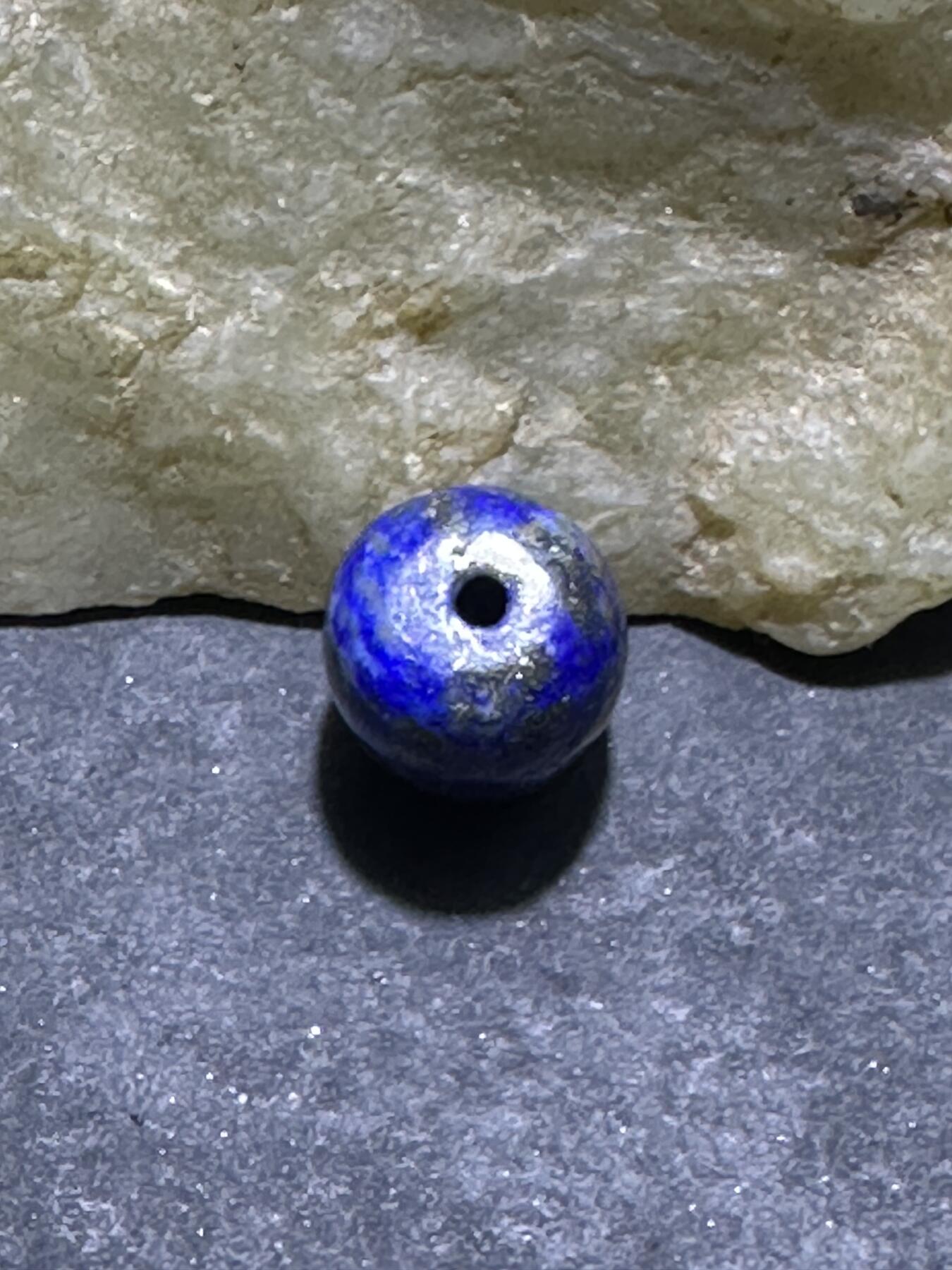 阿富汗老矿青金石随形小桶珠一颗，