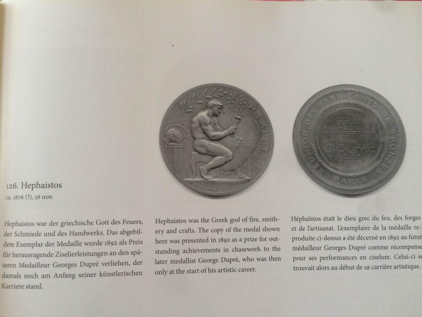 「木头集藏」章牌专场-第67场 F Levillain～1888年法国火神赫淮斯托斯为宙斯打造盾牌铜章 ，直径：58mm，边铭：丰饶角 BRONZE，马耶尔目录（1870-1940年法国章牌艺术）126号作品。背面铭文显示此章是巴黎青铜制造商协会颁发给绘画比赛并列第一名的P. Lebrun。正面是正在打造宙斯盾牌的赫淮斯托斯。赫淮斯托斯是宙斯和赫拉的儿子，希腊神话中的火神和匠神，为诸神打造了很多兵器。