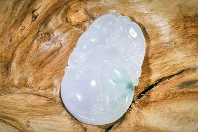 上海都达杂项专场十二（全场包邮】 - 天然紫罗兰飘绿翡翠（A货）精雕《如意貔貅》挂件89-9