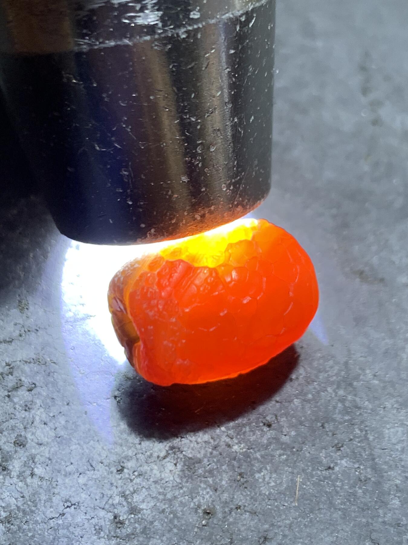 精美高玉化黑红色龙鳞风化纹玛瑙随形桶珠一颗 ，