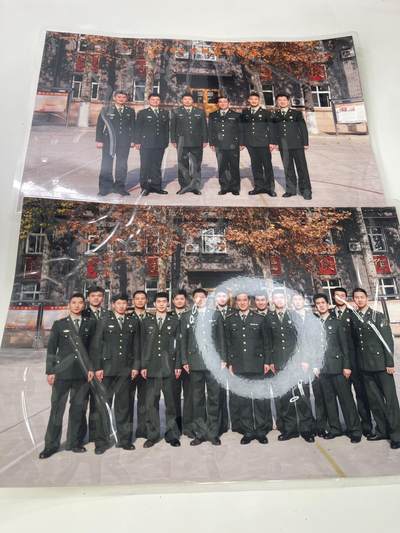 新时代收藏徽章红藏拍卖(第三十场)  徽章纸品证书杂项 - 老照片两张 带原主任姓名牌和臂章 原主在两张照片左手第三和第四位置