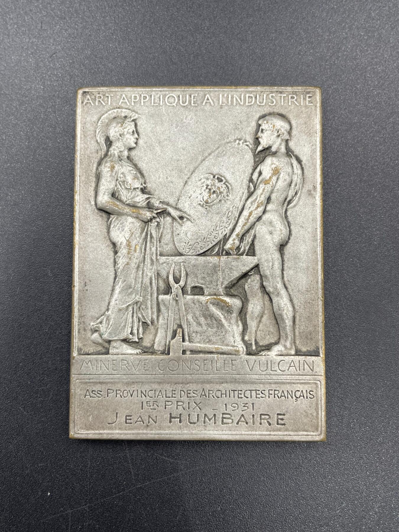 「木头集藏」章牌专场-第67场 O.Roty～法国艺术与工业促进会镀银章，尺寸：42 × 60 mm ，73 g，边铭：丰饶角 BRONZE， 此章正面采用了罗蒂经典的戎装玛丽安娜头像。上方是法语“法兰西共和国”，下方是“艺术与工业促进会”铭文。背面图案为古希腊神话中掌管火、锻造与工匠技艺的赫菲斯托斯，在向智慧女神雅典娜展示将美杜莎头颅镶嵌上去的盾牌。上方铭文