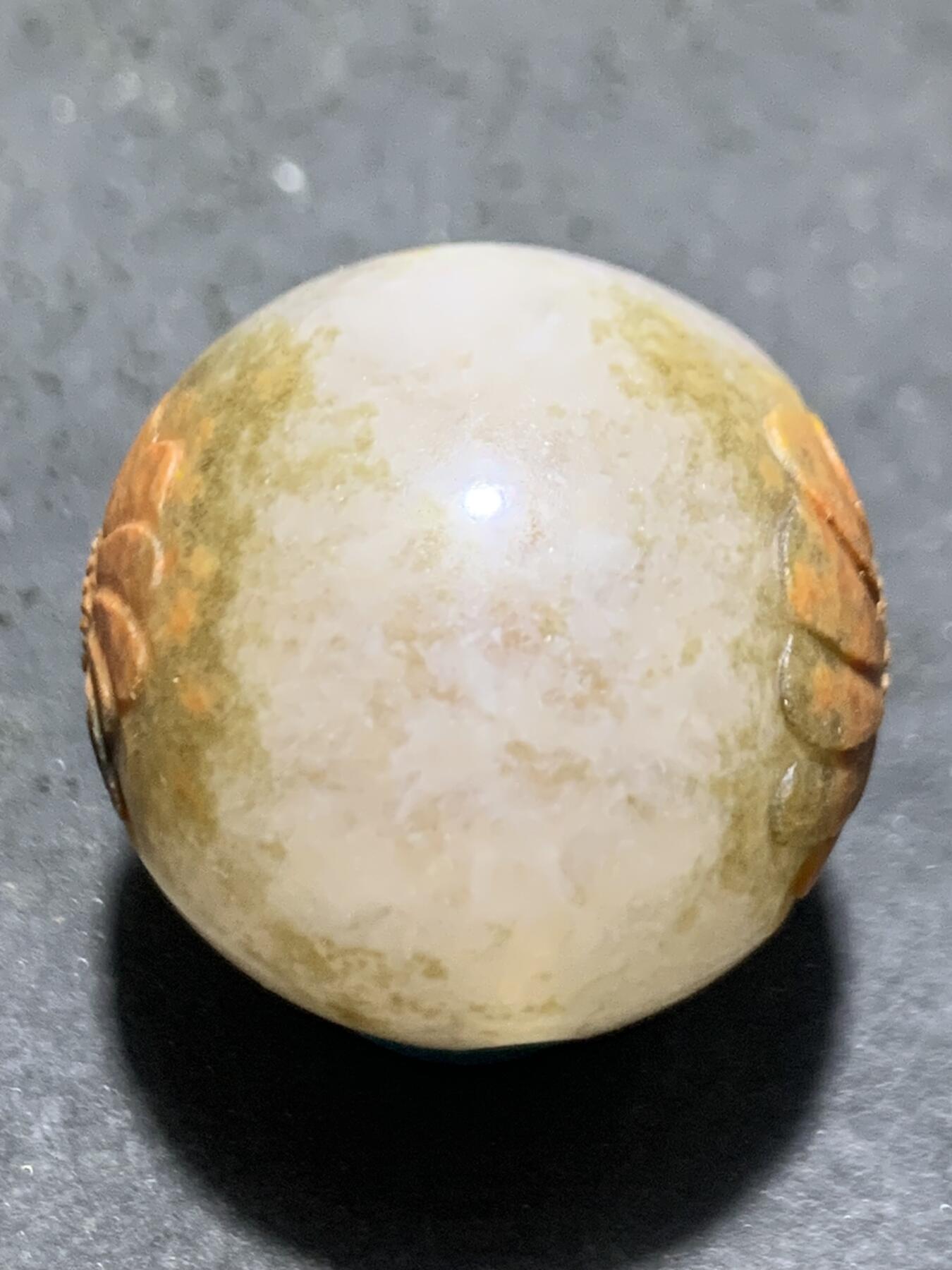 精美冰飘亚光战国红玛瑙手工俏色巧雕双面太阳花圆珠一个，