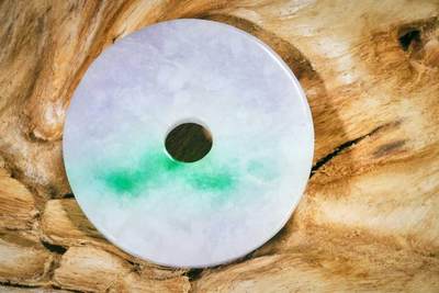 上海都达杂项专场十二（全场包邮】 - 天然紫罗兰飘绿翡翠（A货）精雕《螭龙玉璧》挂件89-8