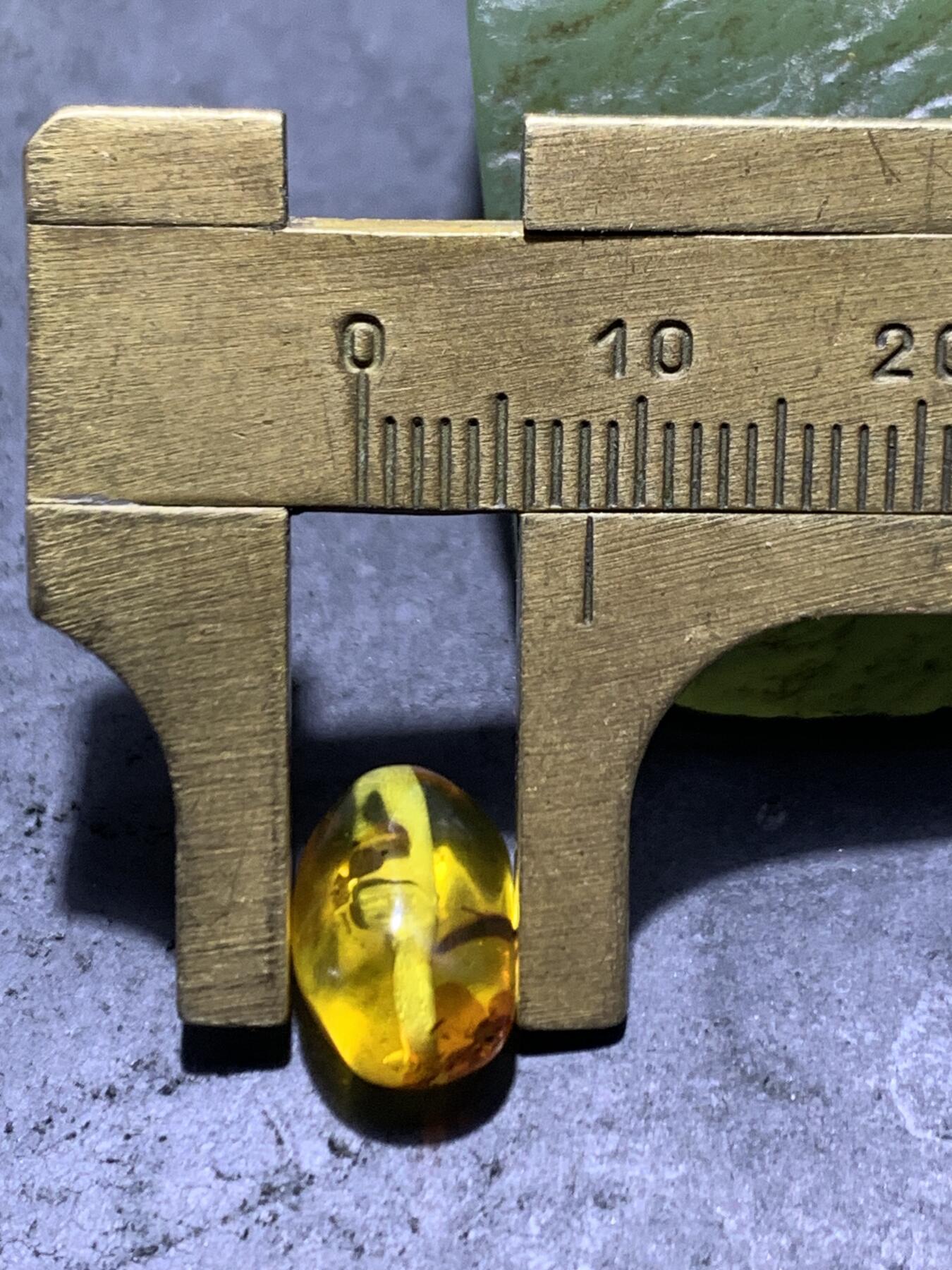 乌克兰花珀随形珠一个，