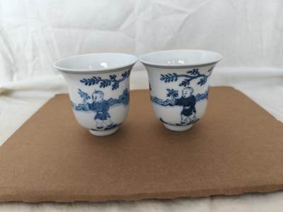 海外回流精品专场1.31 - 回流婴戏图青花杯一对有款