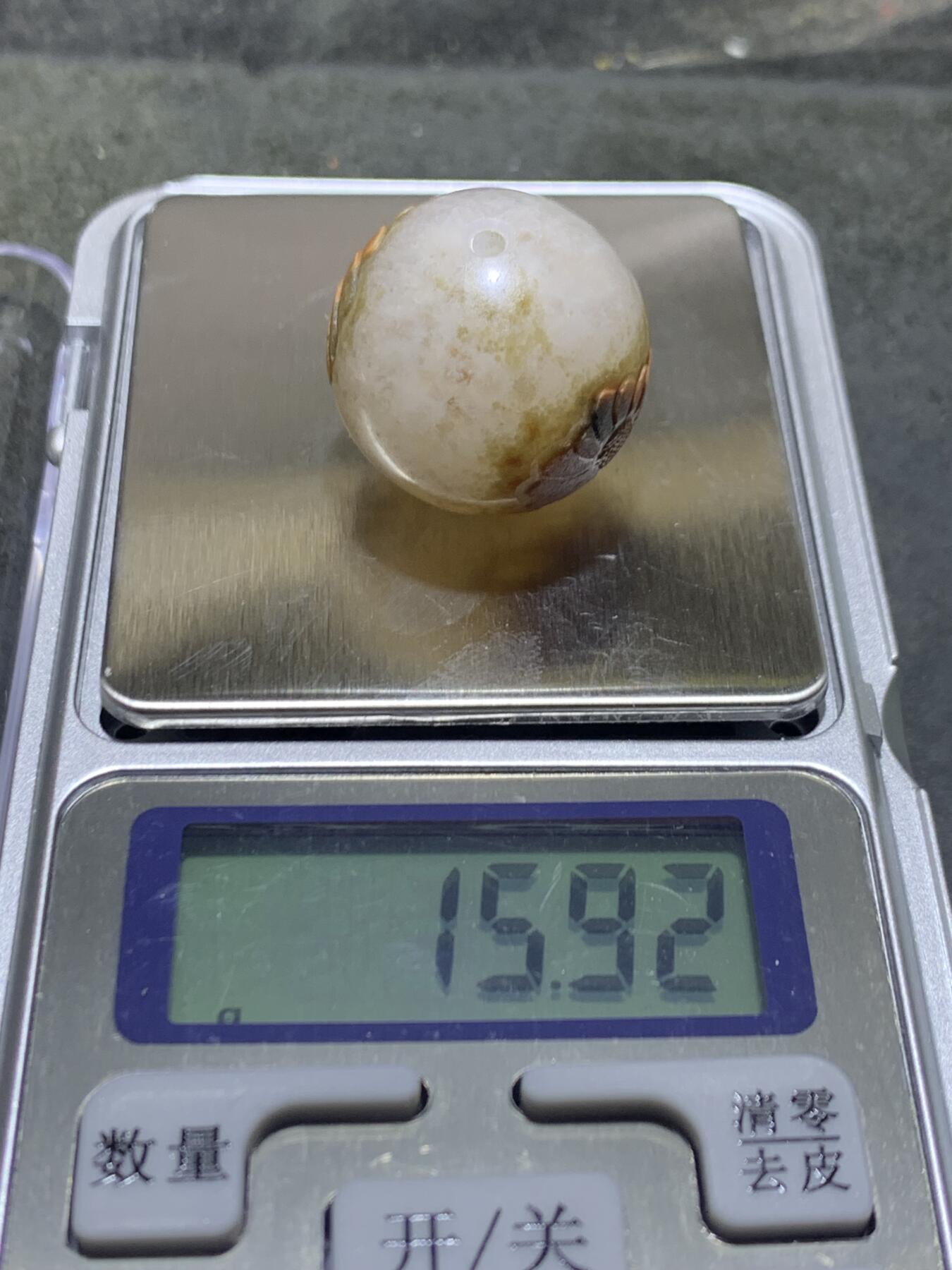 精美冰飘亚光战国红玛瑙手工俏色巧雕双面太阳花圆珠一个，