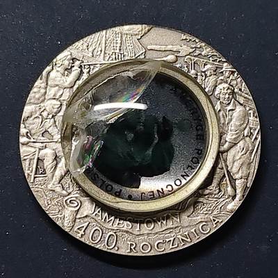 【全场包邮】纯粹捡漏拍499场-持续更新中 - 波兰2008年10兹罗提波兰人赴美定居400周年仿古银镶嵌玻璃纪念银币【32毫米14.14克92.5%，纯银价约392元（按30元银价折算）】