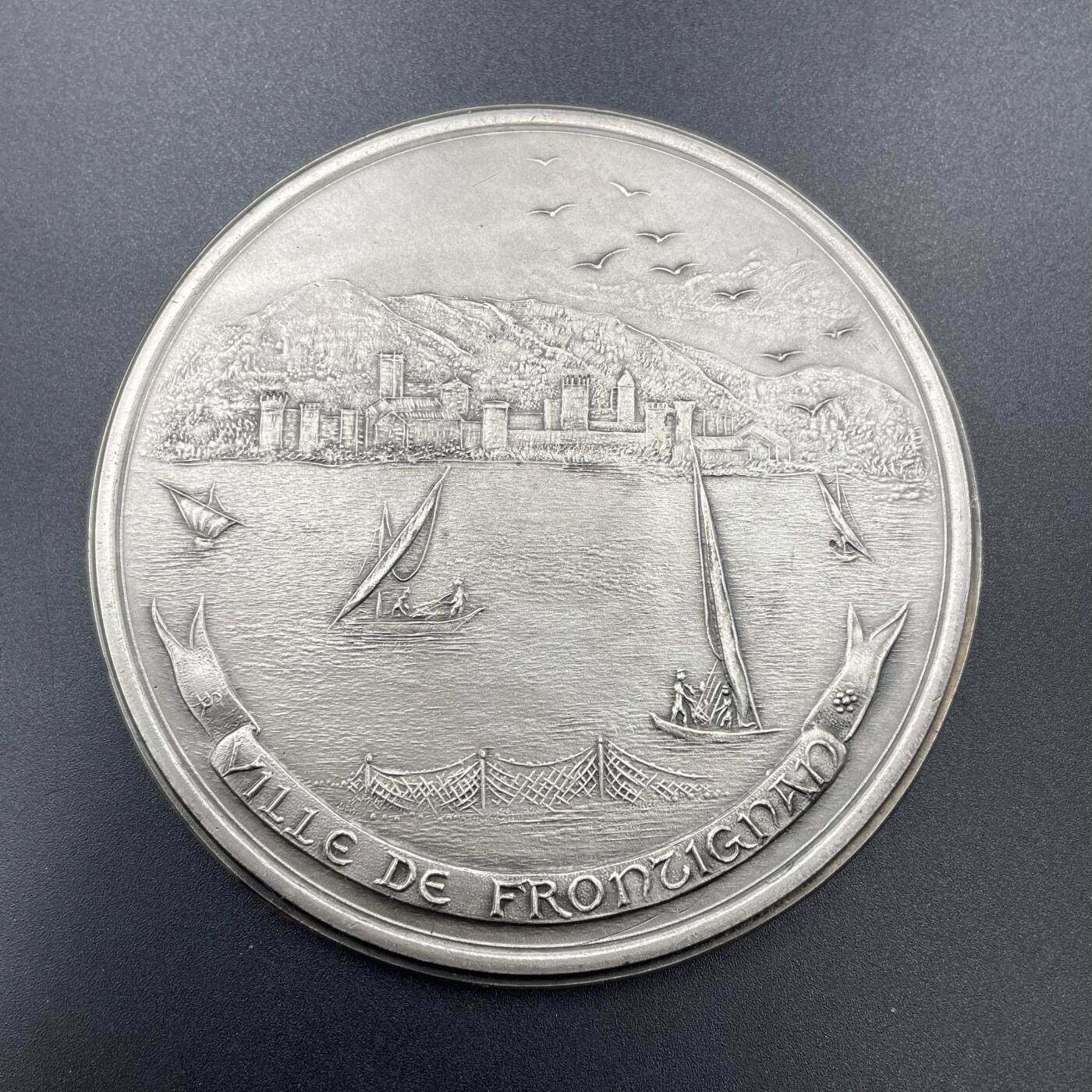 「木头集藏」章牌专场-第67场 Santucci~儿童与葡萄镀银大铜章（留边），直径：80 mm，196.8g，边铭：BRONZE，保留了额外的边缘，属于限量留边款。