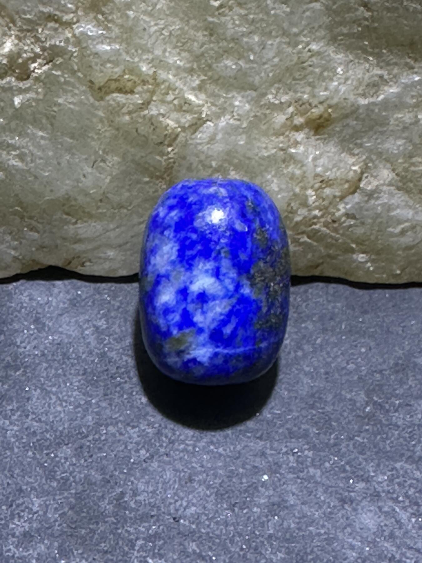 阿富汗老矿青金石随形小桶珠一颗，