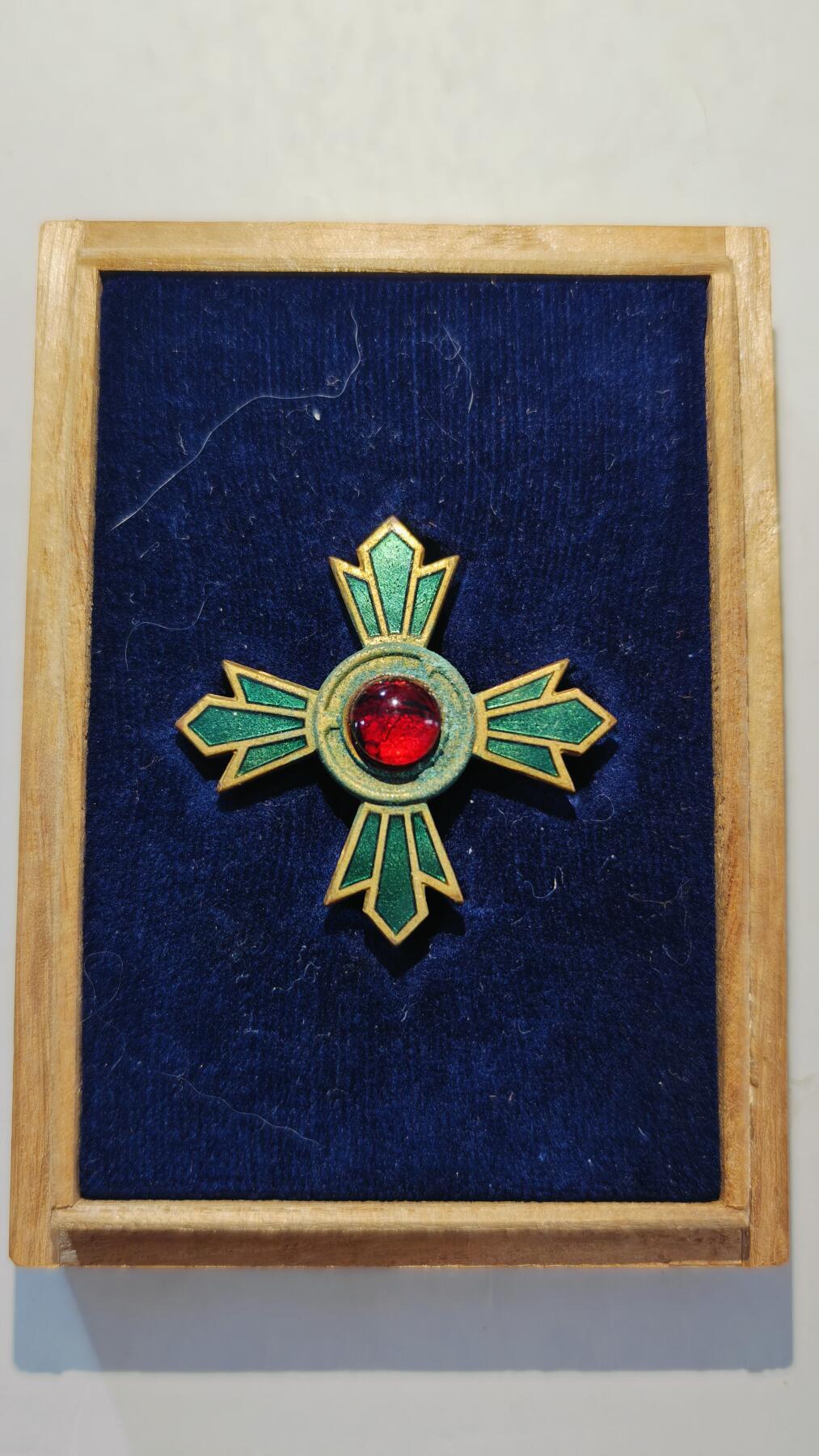 东亚勋章徽章主题拍卖7（80件） 交通绿十字铜章（早期木盒 拿驾驶证十五年不扣分获得）