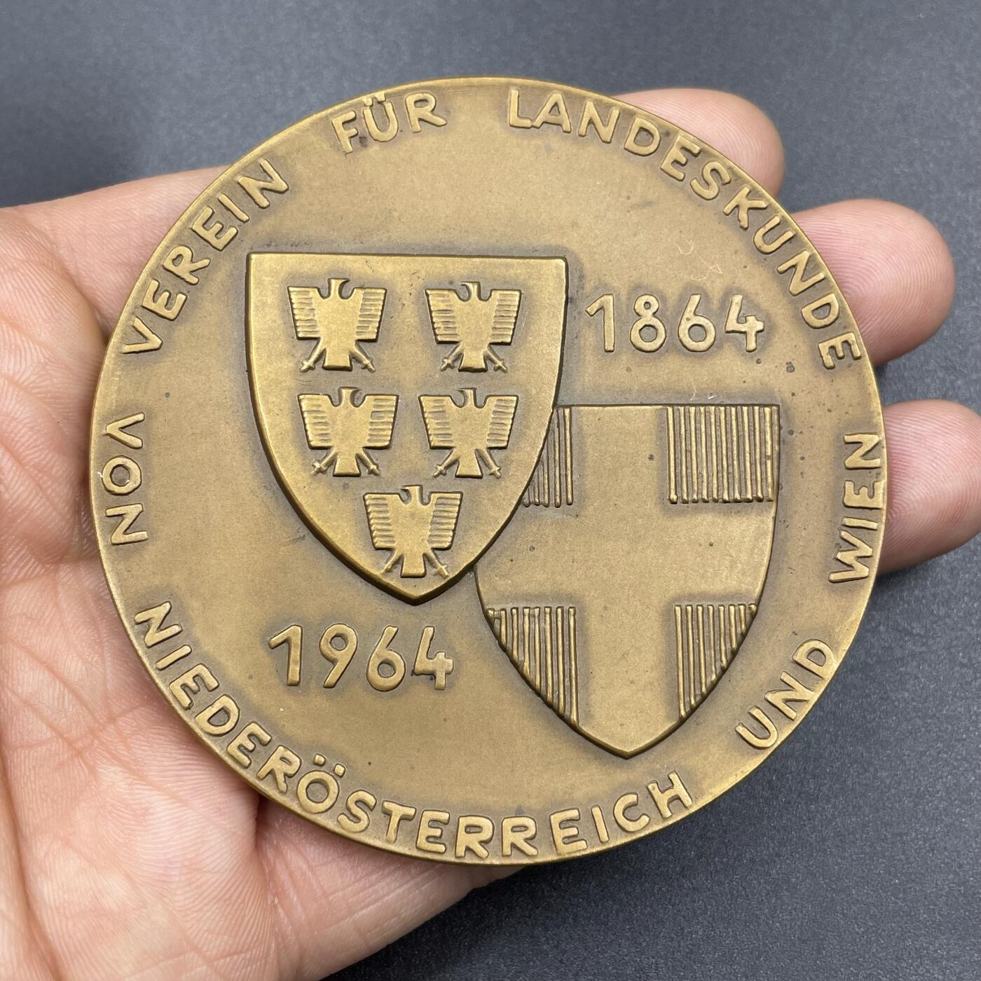 「木头集藏」章牌专场-第67场 1964年奥地利下奥地利和维也纳地方学协会成立纪念铜章，  直径：70mm，正面是下奥地利州和维也纳州的纹章，背面是两州的地图。维也纳州、下奥地利州、上奥地利州共同组成奥地利的历史核心地区。