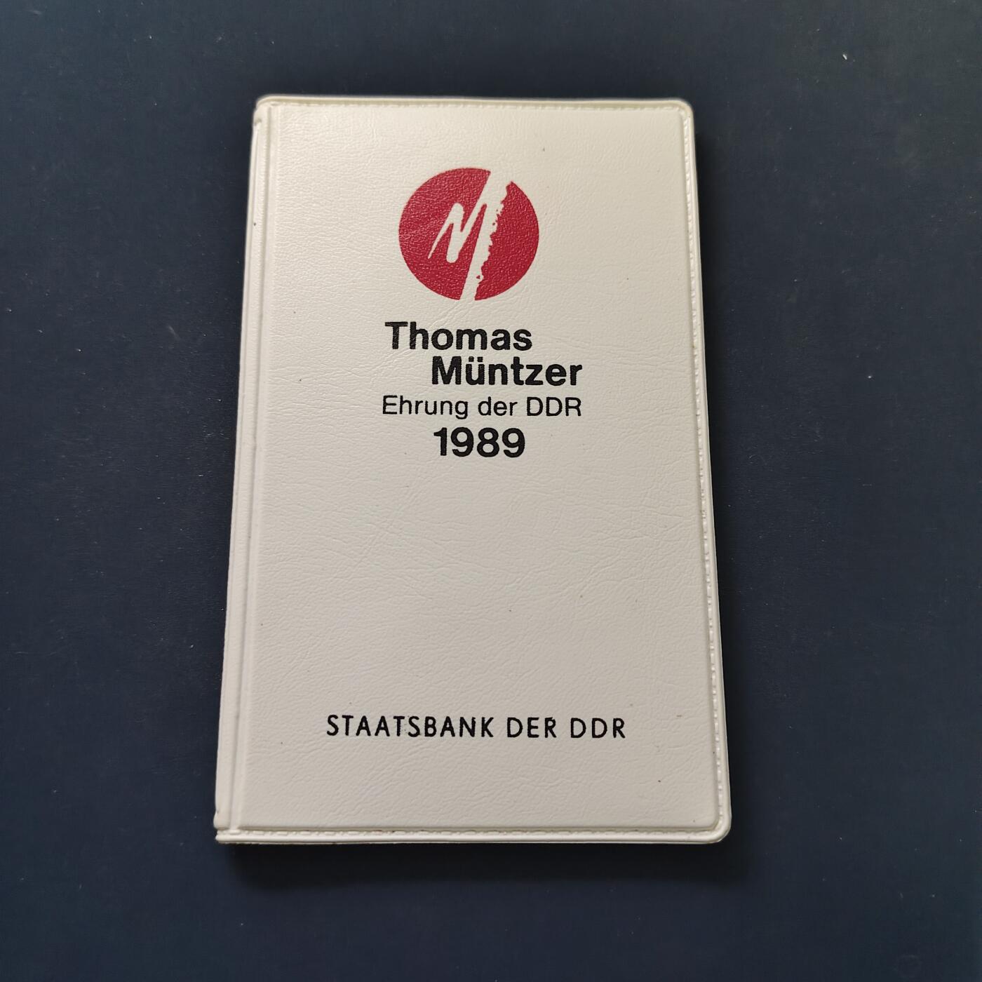 【全场包邮】纯粹捡漏拍498场-持续更新中 民主德国1989年闵采尔诞生500周年官方封装2币1章纪念套币