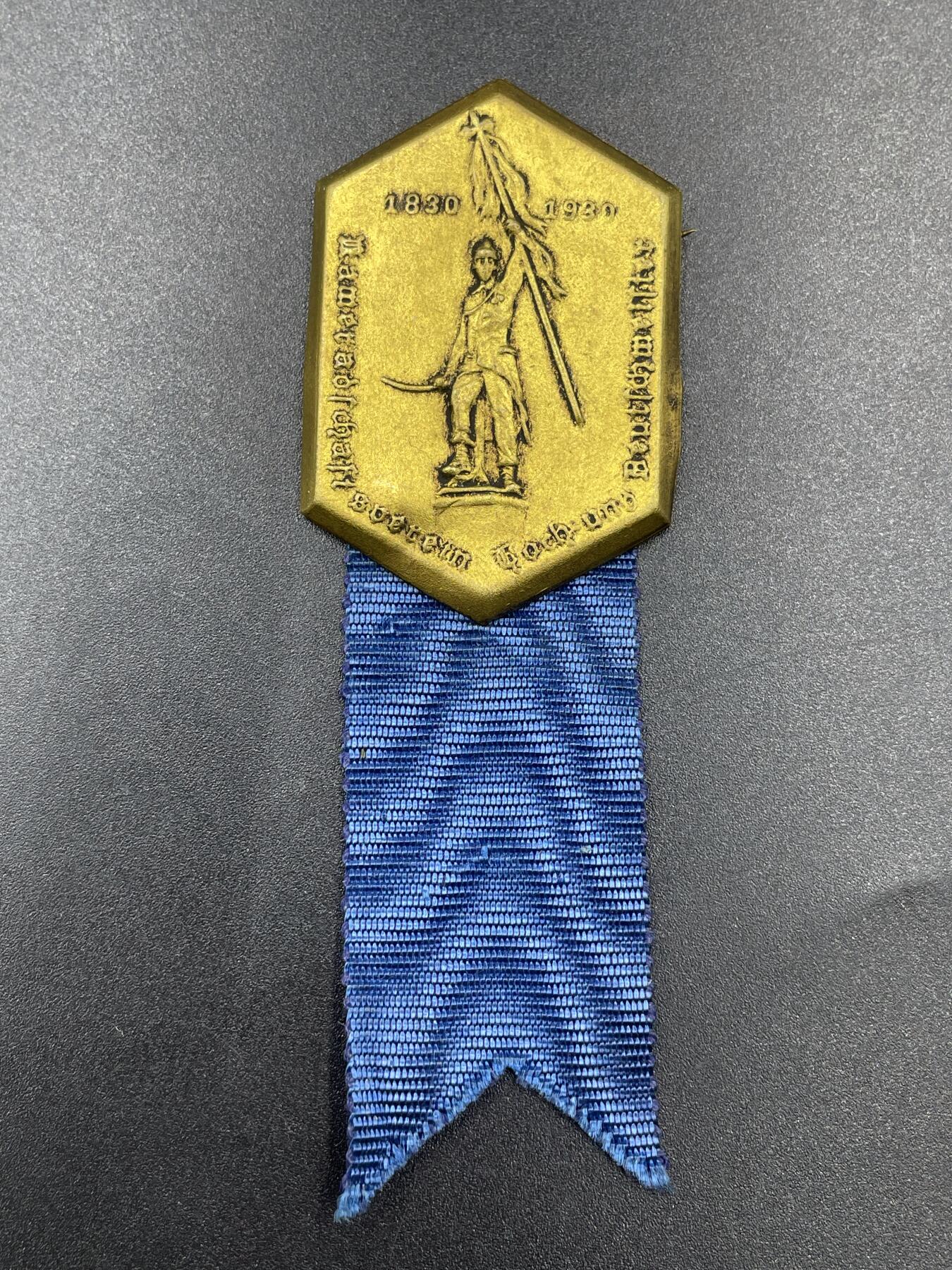 「木头集藏」章牌专场-第67场 1930年奥地利维也纳高级德意志退伍军人协会成立百年徽章，尺寸：47×32mm，背面的别针不太好使了。正面一圈文字是“高级德意志退伍军人协会”（Kameradschaftsverein Hoch- und Deutschmeister）。